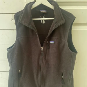 Patagonia fleeceväst - Säljer en Patagonia fleeceväst i fint skick. Storlek L, passar bra på mig som är runt 185cm. Hör gärna av er vid ytterligare frågor!