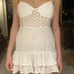Vit klänning - Resarverad