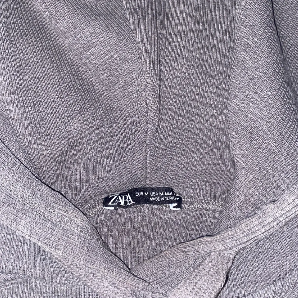 Snygg ”hoodie” i tunt material från Zara! Jättebra skick endast använd 2-3 ggr!💞. Tröjor & Koftor.