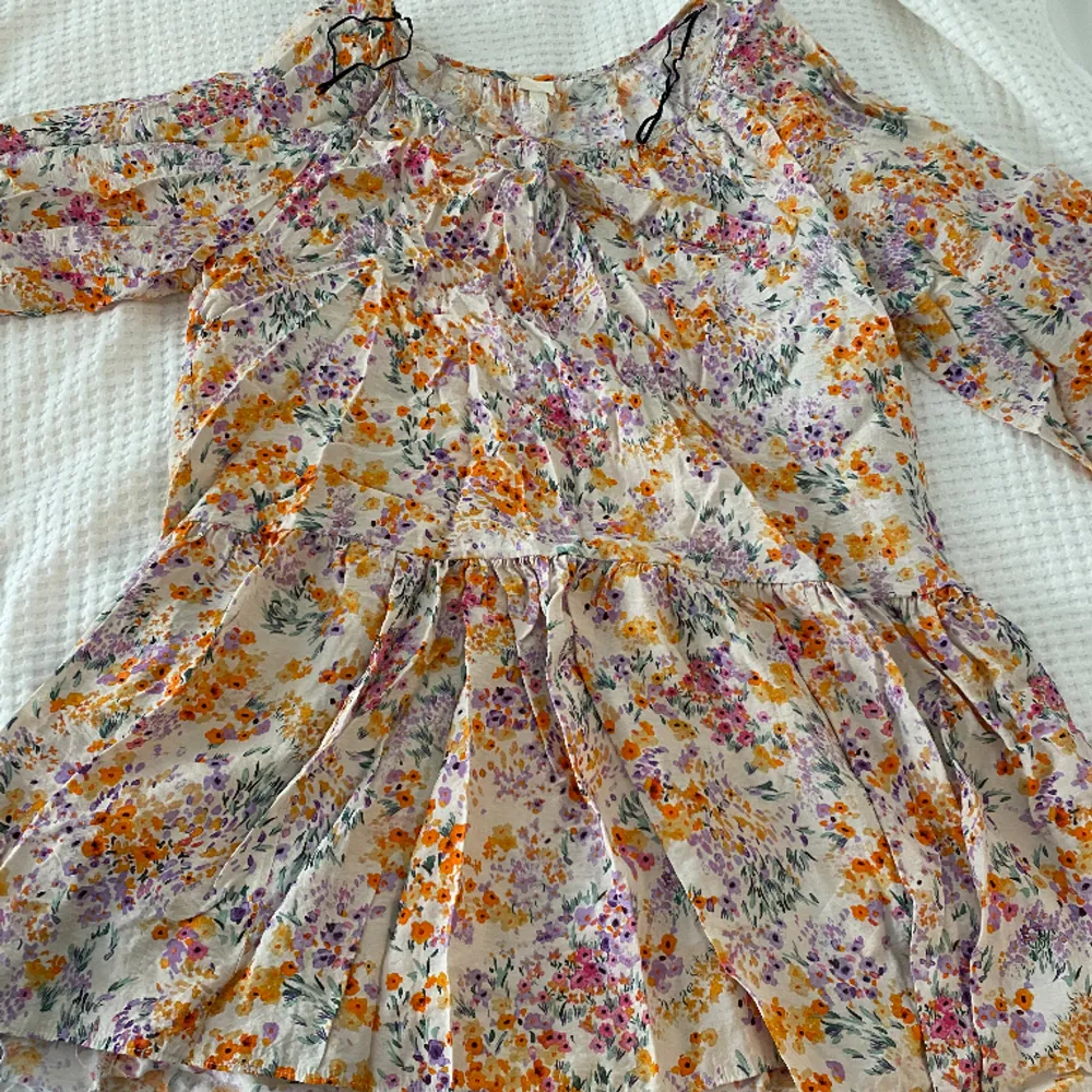 Blommig klänning med puffärmar från H&M. Sparsamt använd, ingenting att anmärka på gällande skicket (skulle behöva strykas) Storlek M. Se bild för material. . Klänningar.