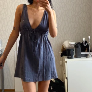 Klänning - Suuperfin blågrå klänning i storlek Small, jag är 168 cm för referens. Bandet vid bysten är justerbart. Urringningen är lika djup i ryggen som den är fram på bilderna. Knappt använd! Köparen står för frakt❤️