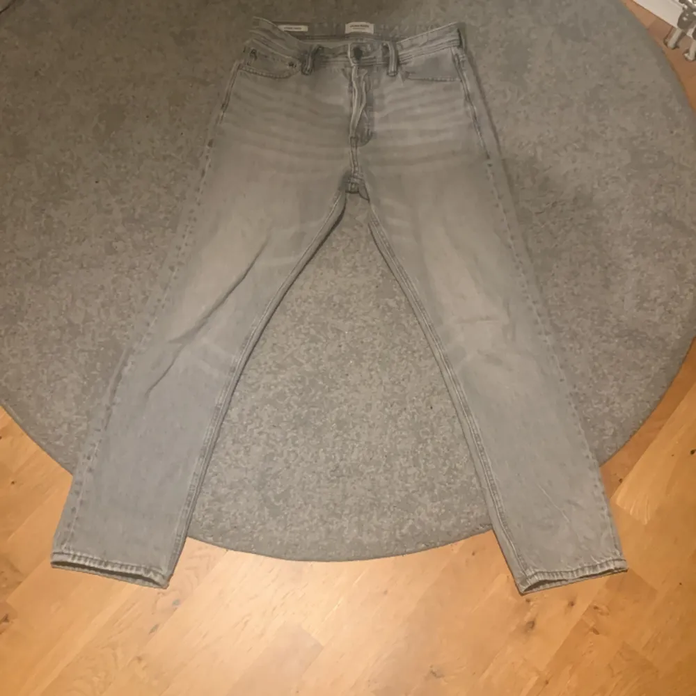Jack & jones jeans i modellen loose/chris skick 8-9/10 storlek 28-30 passar om du är mellan 165-175. Jeans & Byxor.
