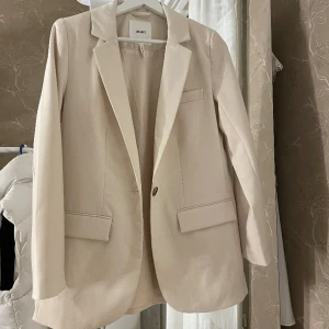 Beige kavaj - Helt oanvänd!! Mycket bra skick. 