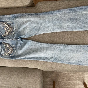 Miss me jeans - Innerben 91cm midja rätt över ca 43/44 Nypris 699kr, de är för stora så de är inte använda alls 🥰