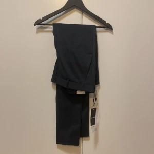 Oanvända chinos  - Oanvända chinos från Jack and Jones. Något slim fit