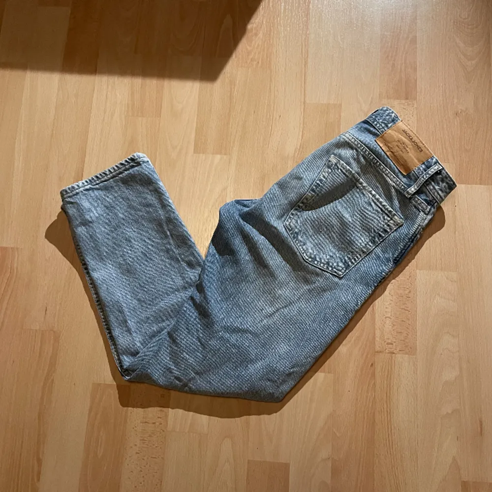 Jack and Jones jeans i färgen ljusblå som är i väldigt bra skick! Modellen heter Loose/Chris Storleken är 27/30. Jeans & Byxor.