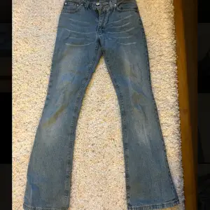 Jättesnygga coola utsvängda jeans! Har några defekter, en slit (de sista bilden) och ena hyllsan har halvt gått av (skriv för bild) men ananrs är de i bra skick och varsamt använda❤️