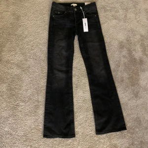 Bootcut jeans🤍 - Säljer dessa skitsnygga jeans från Gina tricot young för att dem inte kommer till användning❤️ Dem är helt oanvända och dem har kvar prislappen på❤️nypris: 349