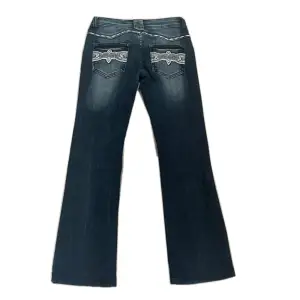 Skitsnygga jeans som jag tyvärr måste sälja då de är för korta för mig:(((. Innerbenslängd: 70cm. Midjemått: 36cm (tvärs över).