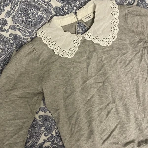 Jättesöt och Mjuk Jacqueline De Yong Tröja med Prydnadskrage - En jättemjuk och skön och knappt använd grå tröja från Jacqueline De Yong/Only.