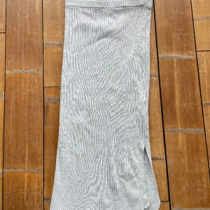 Grå gina kjol - Säljer min gråa gina kjol pågrund av att den är förliten, den är i bra skick