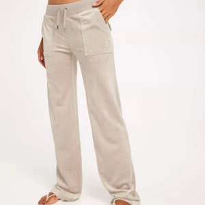 Juicy byxor - Färgen ”string”, grå/beiga, fickor baktill 🤍priset kan diskuteras 🩷för långa för mig som är 166-167, (byter inte)