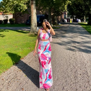 Underbar långklänning i 34 - Långklänning från NAKD i 34, perfekt till bröllop 💒 underbara färger och vackra pärldetaljer under bröstet. Använd en gång, inga anmärkningar 