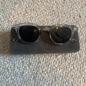 Monten solglasögon  - Säljer denna snygga solglasögon med uv-skydd. Nypris 599. 