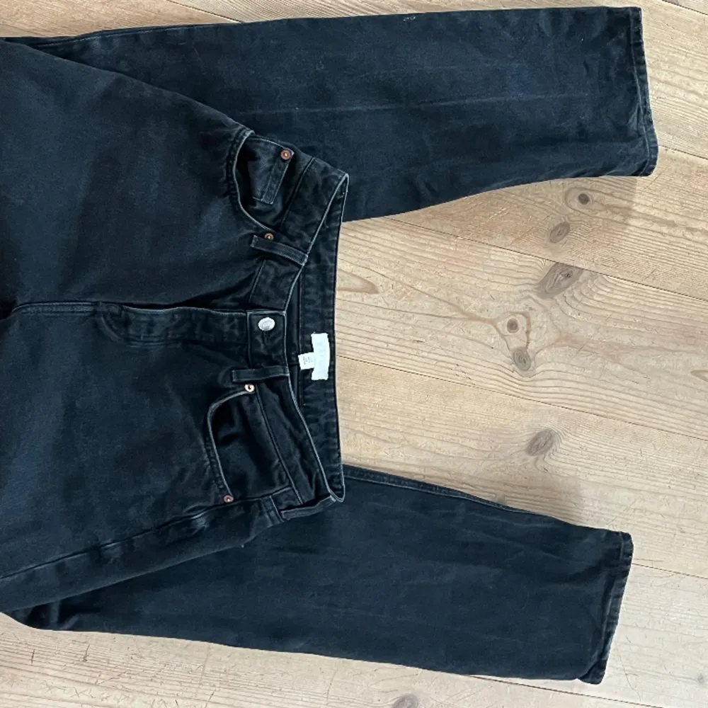 Svarta jeans från h&m som knappt är använda. Jeans & Byxor.