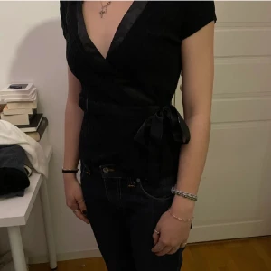 Omlott topp - Säljer denna toppen köpt second hand och är i mycket gott skick