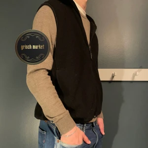 Woolrich fleeceväst  - En sjukt najs woolrich fleece väst, riktigt fet nu till våren | bra skick det finns inga defekter, skick 9,5/10 | size L som sitter lite stort på mig som är 183cm 72kg | nypris 3000, priset är inte hugget i sten |