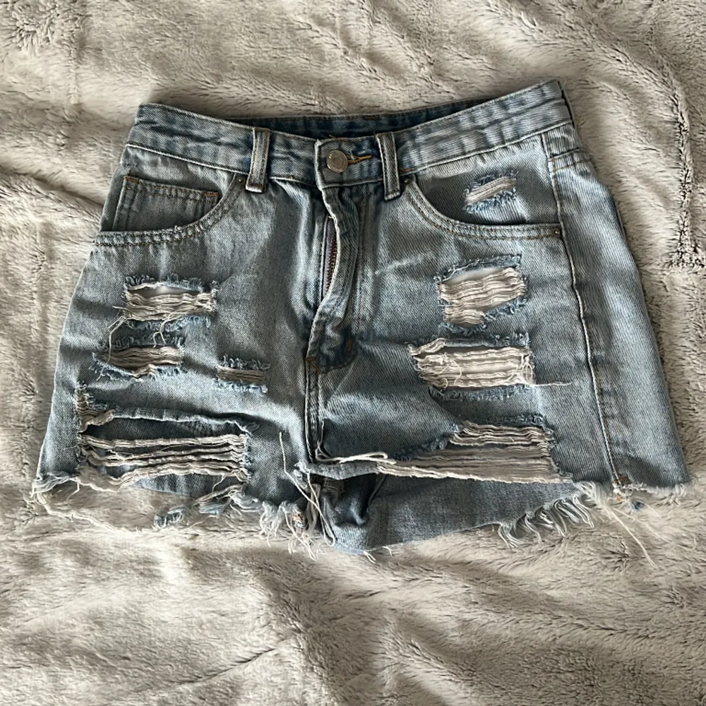 Fina jeans shorts som inte kommer till användning, ser inget fel med de!💕 Storlek XS. Shorts.