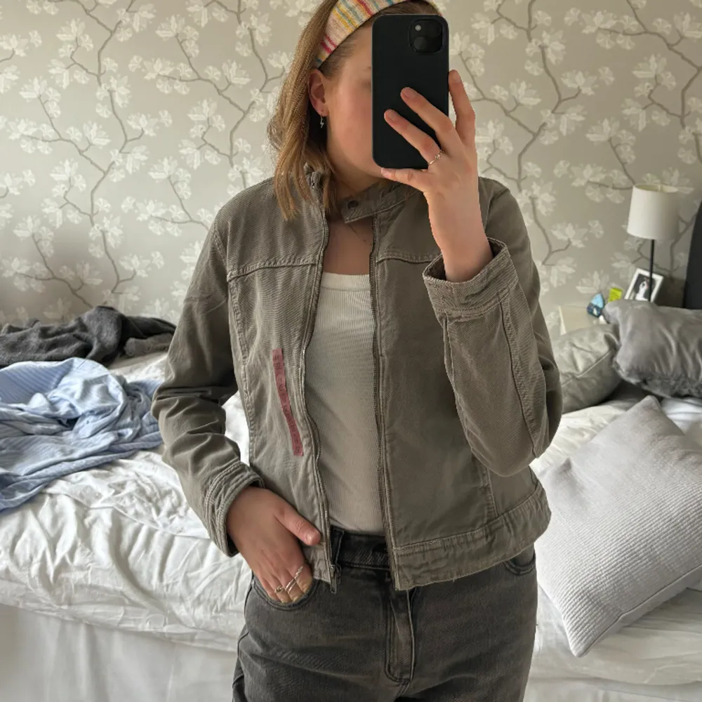 Säljer denna snygga jeans jacka från pull & bear, helt ny med prislappar kvar. Nypris 450 kr . Jackor.