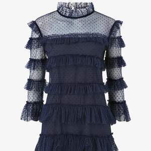 Säljer denna super söta klänning från by malina i marinblå som ej säljs längre🤍😊max använd 3 gånger