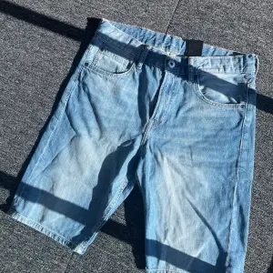 Jeansshorts från märket Denim  kommer i fint skick 