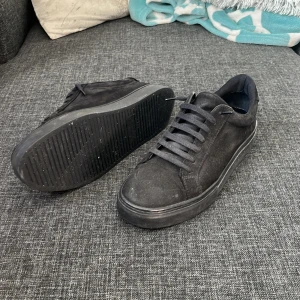Vagabond Paul 2.0 - Hej säljer ett par vagabond Paul 2.0 skor som är väldigt sparsamt använda dem är använda cirka 5 gånger förra sommaren skorna är stora i storlek jag som har vanligt 42 på skor kan ha dessa som är 40 om de finns några frågor är de bara att skriva Mvh