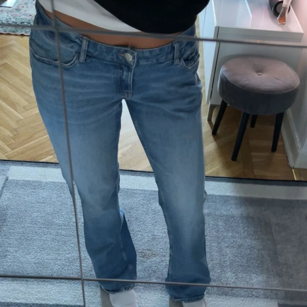 Ljusa, lågmidjade jeans från Bershka med bra passform. Helt oanvända, i mycket bra skick💙💙. Jeans & Byxor.