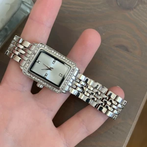 Silverklocka - Supersnygg silverklocka. Helt ny och oanvänd. Storleken går att justera. Kommer ej ihåg vart den är från.