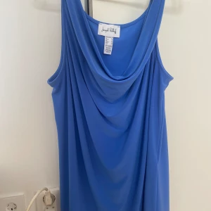 Blå blus  - Jätte mjuk o fin blus, använd en gång sitter jätte fint på kroppen 