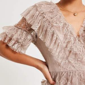 Säljer nu denna underbart bedårande spetsklänningen ifrån By Malina. Klänningen har enbart använts till två festligare tillfällen. Vid mer information, vänligen kontakta via DM! 