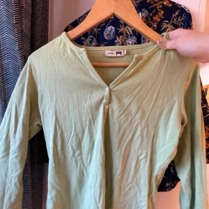 Vringad tröja - Ljusgrön vringad tröja i bomull! Storlek L men är mer som en M🫶🏼