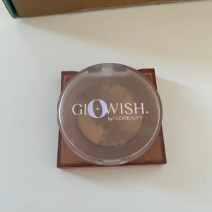 Huda beauty glowish bronzer - Använd två gånger. Så i nyskick inköpt på sephora för ca 6 månader sedan för 249 kronor.