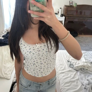 liten tröja - söt tröja, nästan helt oanvänd. passar även xs skriv för frågor🩷