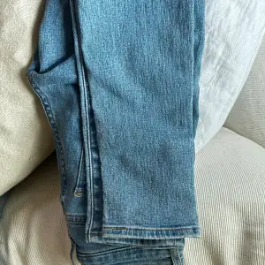 Fina jeans från Levi’s, väldigt mycket stretch. Tyvärr blivit för små för mig.  Storlek 24x30