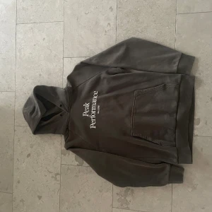 Peak performance Hoddie M - Storlek M. Bra skick men inget snöre runt luvan 