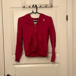 Rosa zip hoodie - Säljer denna jätte fina zip hoodien, säljer den då den tyvärr inte kommer till användning längre, den är i otroligt bra skick, skulle säga att stolek är en XS/S💕Tveka inte på att höra av dig om du har några frågor eller liknande!💗 OBS! EJ FRI FRAKT!