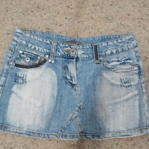 Vintage jeanskjol - Jeanskjol i mycket bra skick! Säljer då den inte passade mig tyvärr💗