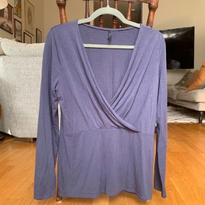 Fin långärmad tröja - Jätte fin långärmad tröja med din urringning men tyvärr för stor på mig❤️❤️