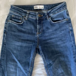Zara lågmidjade jeans - Säljer dessa lågmidjade jeans från Zara då jag har liknande och använder inte dessa, inga defekter!🤩🤩