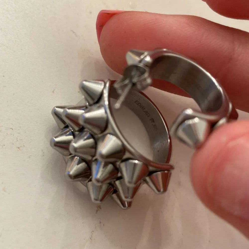 örhängen och ring från Edblads peak collection i silver, kan säljas styck för 300 eller tillsammans för 500! Ringen är i stl m, 17,5mm. Accessoarer.