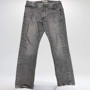 Säljer mina gråa Jack and Jones jeans då de är för små! W30 L30 för 300kr, skriv ifall du har några frågor! :) Loose fit