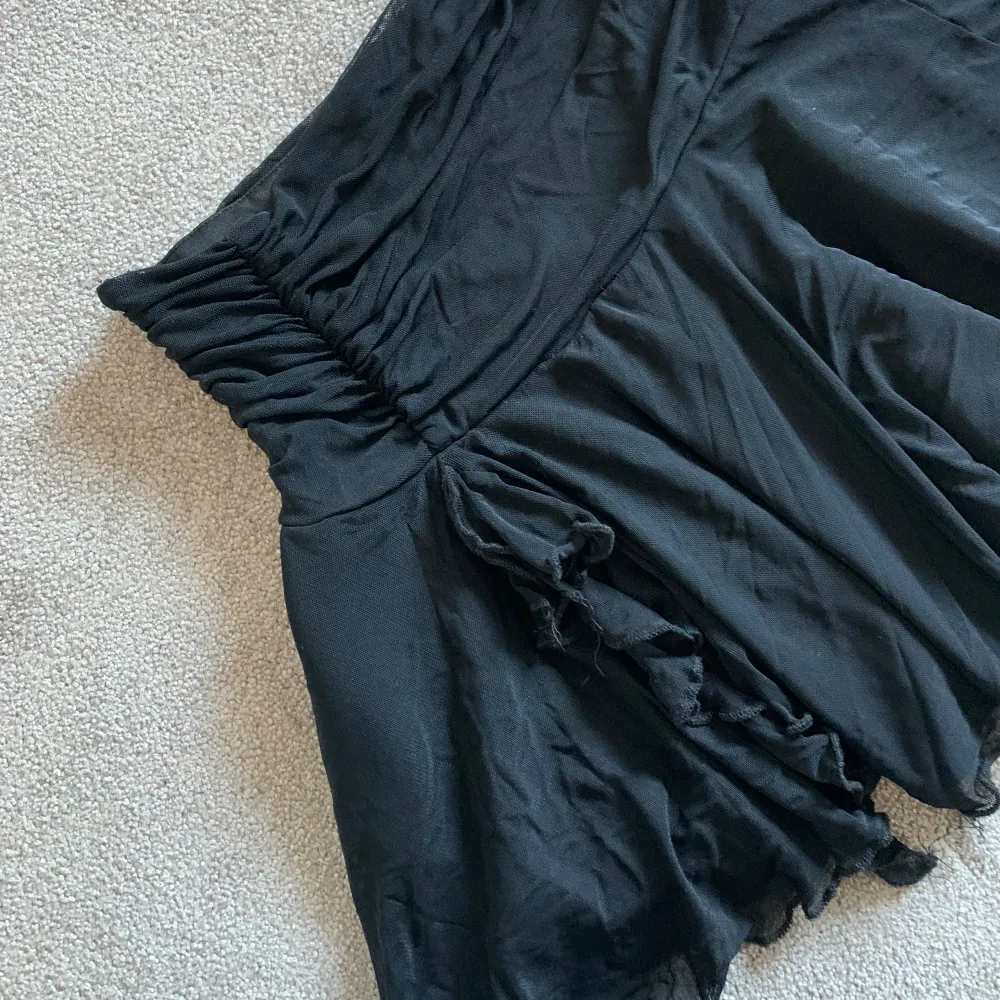 Säljer denna helt nya svarta volangkjolen då den var lite liten på mig 🤍 supersöt till sommaren, passar till allt! . Kjolar.