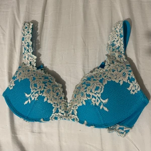 Intimissimi bh - Jag säljer nu min ljusblåa Intimissimi bh i storlek 75B. Den har aldrig använts då jag råkade beställa i en för liten storlek. Köparen står för frakten!