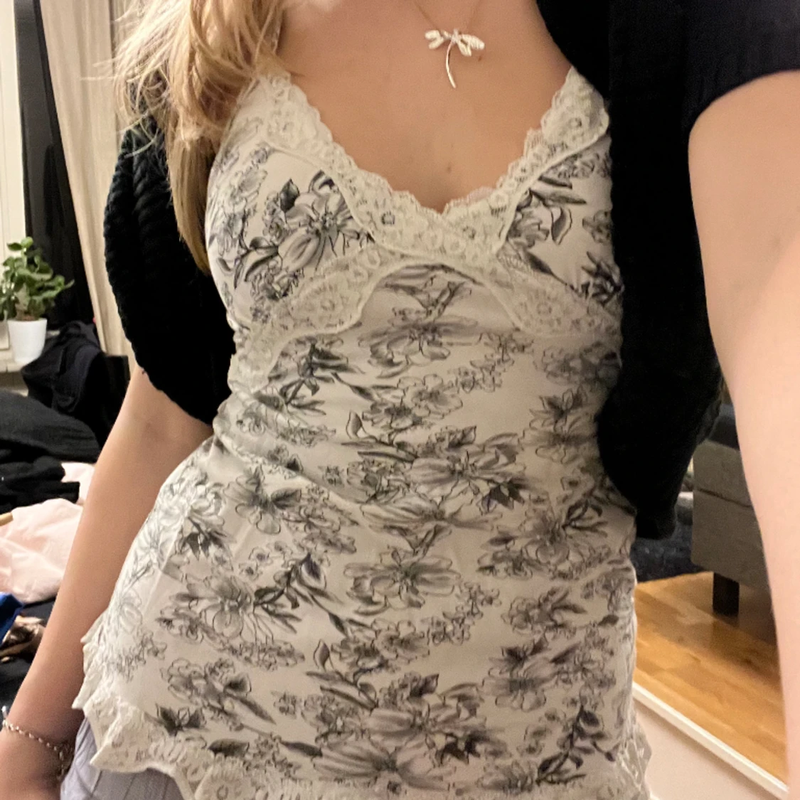 Blommig topp🤍🖤🌺 - 90