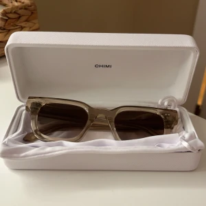 Chimi solglasögon  - Intressekoll på mina så snygga och trendiga chimi solglasögon som såklart äkta, fodralet fås med. Dom är i stolek 04 Ecru💓 dom är i mycket bra skick och väl omhändertagna. Säljer endast vid bra pris. Hör av dig om du har några frågor