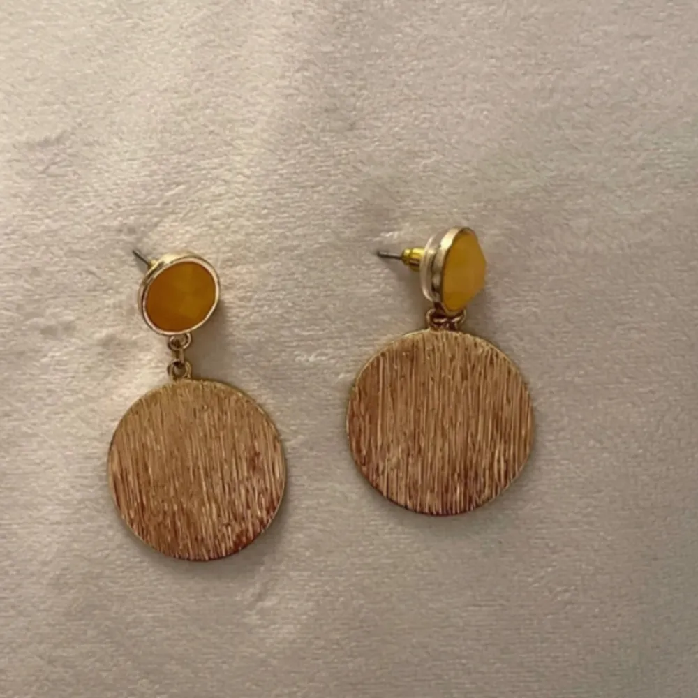 Beautiful and dainty gold-coloured earrings - great with dress and for casual or special occasions . Accessoarer.