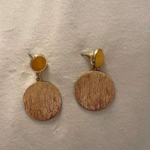 Beautiful and dainty gold-coloured earrings - great with dress and for casual or special occasions 