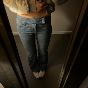 Jeans - Skitsnygga lågmidjade bootcut jeans från HM, storlek 34 men passar även 36. 200kr