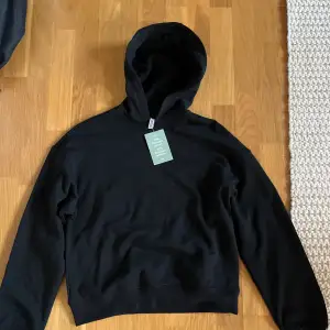 Vanlig svart hoodie från Hm. Helt oanvänd med lappen kvar. Säljer pågrund av att den inte passade mig. Nypris 200, mitt pris 150 (Frakt ingår inte i priset)