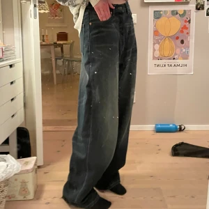Baggy jeans - Astor baggy jeans från weekdays w27 L32 använt några gånger, då de varit lite för stora har de heelbites men inte så synligt. Original pris var 600kr